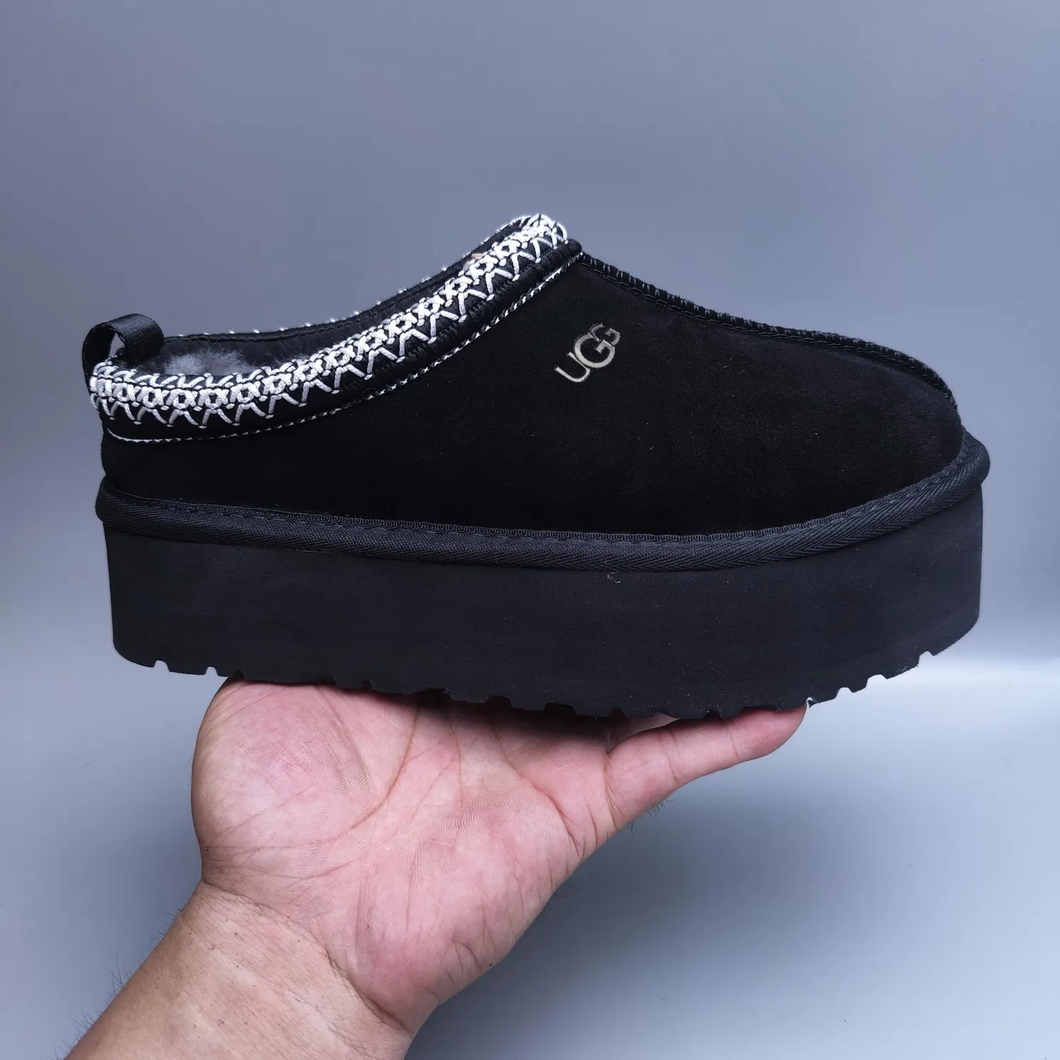 💰440 UGG sheepskin all-in-one snow boots 2553 co-branded national trend style thick-soled one-leg women’s snow boots🐾~ 🍭 A co-branded trendy item launched with well-known designer brands Feng Chen Wang and TELFAR. Zhou Dongyu & Wang Jiaer’s same style Fang Kete boots. The slip-on design makes it easy to put on and take off, and can be used indoors or outdoors. The exotic edging design is eye-catching, and it is definitely worth buying~ 🍭Material: cowhide➕sheep fur Outsole: rubber (light wing technology) 🍭Color: black, maroon, sand, dark green, light gray, chocolate, beige, walnut, brown, dark gray, red 🍭Number of codes: 35-42